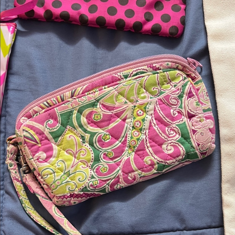 An Assortment of tote and small bags - Picture 3 of 8